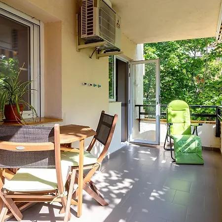Global Market Apartment